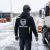 Kurtka zimowa Comfort Winter z nadrukiem logo firmy — długa, ocieplana, czarna z żółtymi wstawkami