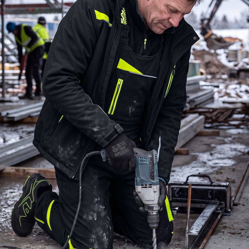 Ogrodniczki robocze zimowe ocieplane Comfort Winter czarno-żółte — softshell, elastyczne szelki, kieszeń na piersi