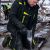 Ogrodniczki robocze zimowe ocieplane Comfort Winter czarno-żółte — softshell, elastyczne szelki, kieszeń na piersi