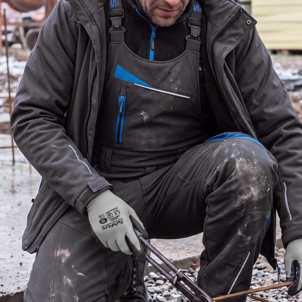Ogrodniczki robocze zimowe ocieplane Comfort Winter grafitowo-niebieskie — softshell, elastyczne szelki, kieszeń na piersi