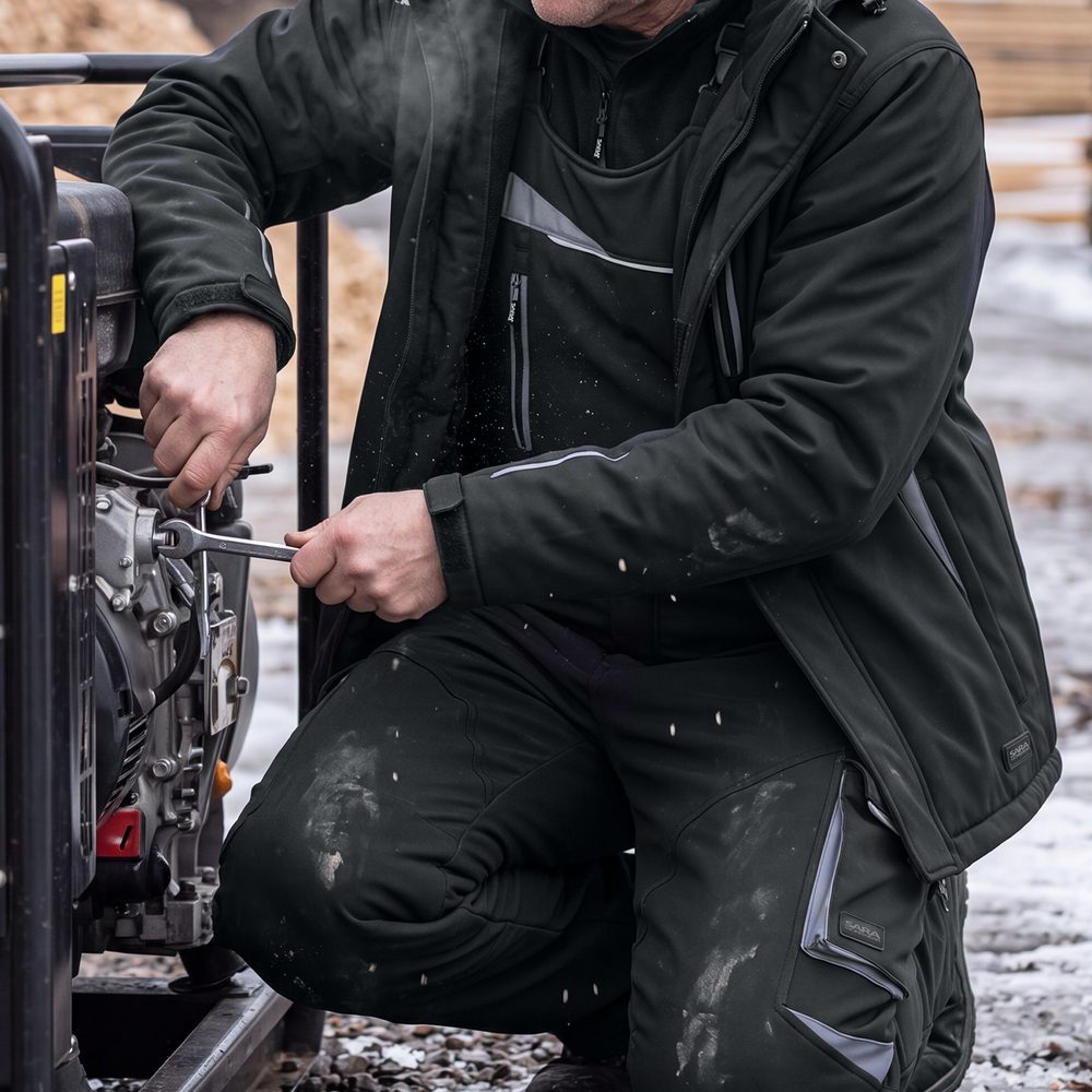 Ogrodniczki robocze zimowe ocieplane Comfort Winter czarno-szare — softshell, elastyczne szelki, kieszeń na piersi